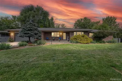 9662 Waterway Dr, Grosse Ile, MI 48138