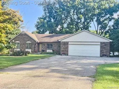 32301 Myrna St, Livonia, MI 48154