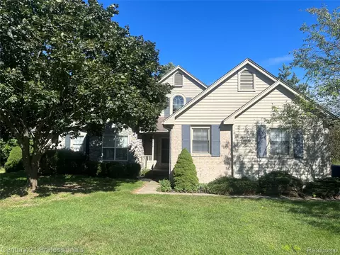 4970 Fox Chase Dr, White Lake, MI 48383