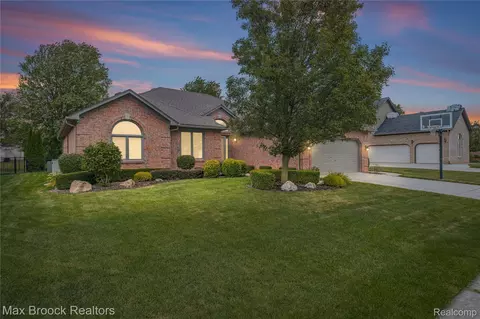20313 Alexander Dr, Macomb, MI 48044