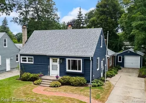 4196 Grayton Dr, Waterford, MI 48328