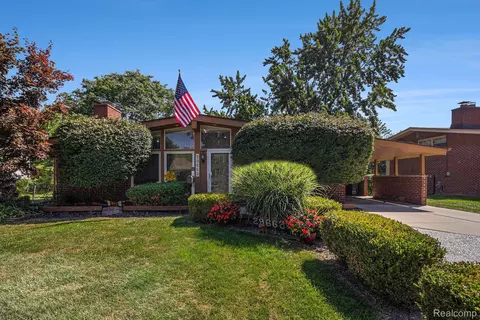 29662 Westbrook Pkwy, Southfield, MI 48076