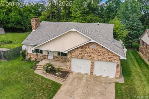 2595 Elmcrest Rd, Sterling Heights, MI 48310