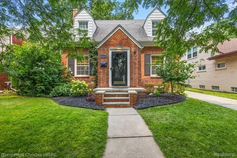 13356 Balfour Ave, Huntington Woods, MI 48070