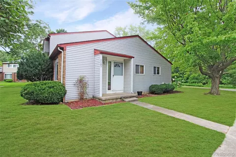1107 Green Meadows Dr, Grand Blanc, MI 48439