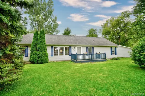 5206 Lippincott Blvd, Burton, MI 48519
