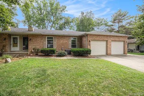 2497 Golden Shores Dr, Fenton, MI 48430