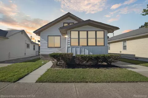 14872 Collinson Ave, Eastpointe, MI 48021