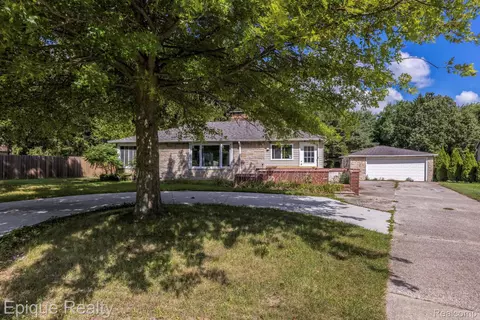 3174 N River Rd, Fort Gratiot, MI 48059