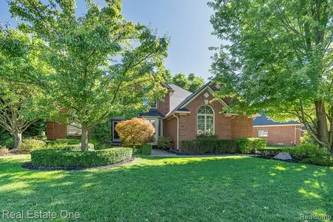 6615 Chatham Cir, Rochester Hills, MI 48306