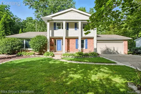 11106 Woodbridge Dr, Grand Blanc, MI 48439