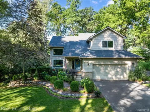 11338 Tall Shadows Ct, Pinckney, MI 48169