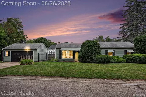 2546 Woodbine Dr, Waterford, MI 48328