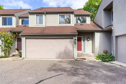 638 Ashley Cir, Rochester Hills, MI 48307
