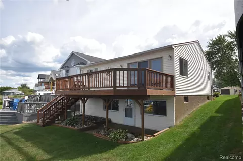 2414 Cranewood Dr, Fenton, MI 48430