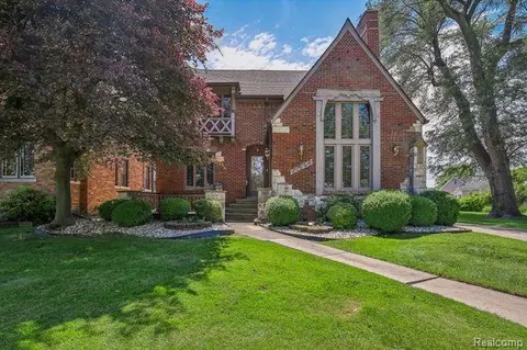 22546 Alexander St E, Saint Clair Shores, MI 48081