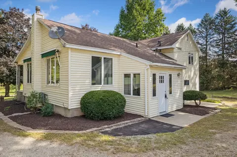 1202 Garden Rd, Milford, MI 48381