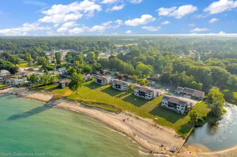 7214 2nd St, Lakeport, MI 48059