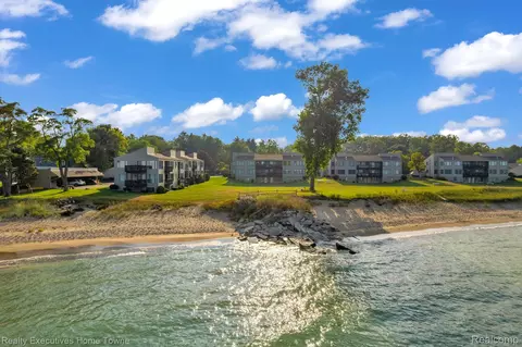 7214 2nd St, Lakeport, MI 48059