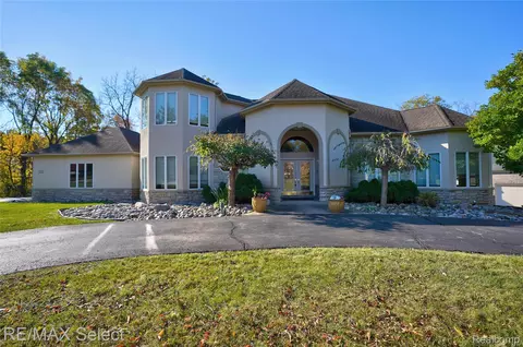 5166 Warwick Woods Trl, Grand Blanc, MI 48439
