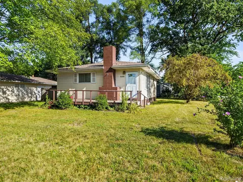 3195 Frembes Rd, Waterford, MI 48329