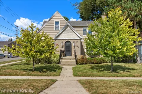 201 1st St, Fenton, MI 48430