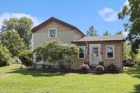 21541 Huron River Dr, Rockwood, MI 48173
