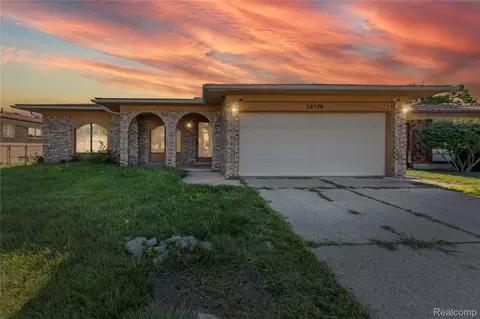 38576 Cottonwood Dr, Sterling Heights, MI 48310