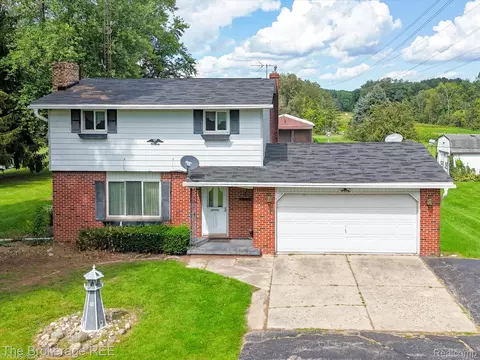 6129 Lake Rd, Thetford, MI 48746