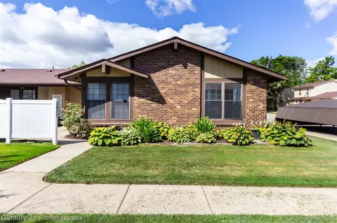 2877 Roundtree Dr, Troy, MI 48083