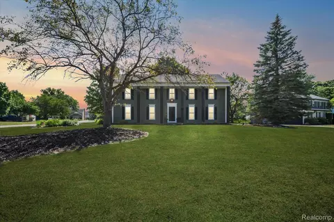 5015 Langlewood Dr, West Bloomfield, MI 48322