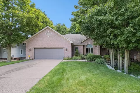 3462 Woodridge Dr, Flushing, MI 48433