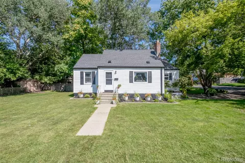 111 Third St, Fenton, MI 48430