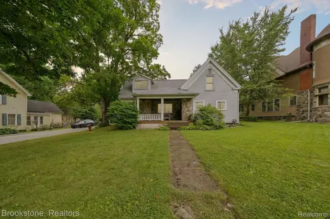 326 S Main St, Almont, MI 48003