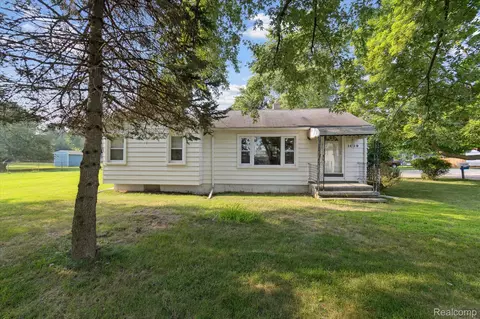 1629 W Oakley Park Rd, Walled Lake, MI 48390
