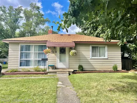 1090 Lakeview Street St, Waterford, MI 48328