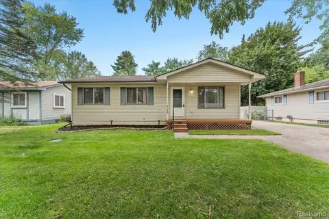 9160 Maplewood Dr, White Lake, MI 48386