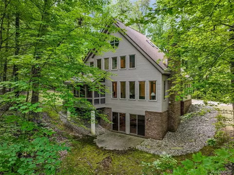 1525 Perry Lake Rd, Brandon, MI 48462