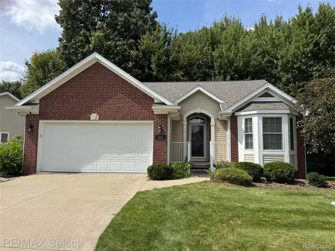 1211 Creek View Ct, Burton, MI 48509