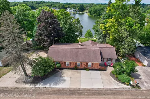 16172 Crest Dr, Argentine, MI 48451