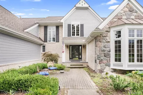 6369 Peach Tree Ct, Rochester Hills, MI 48306