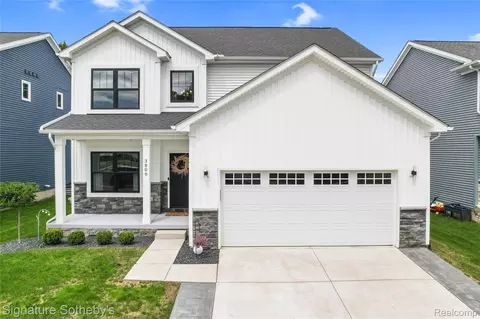 3806 Rolling Hills Dr, Holly, MI 48442