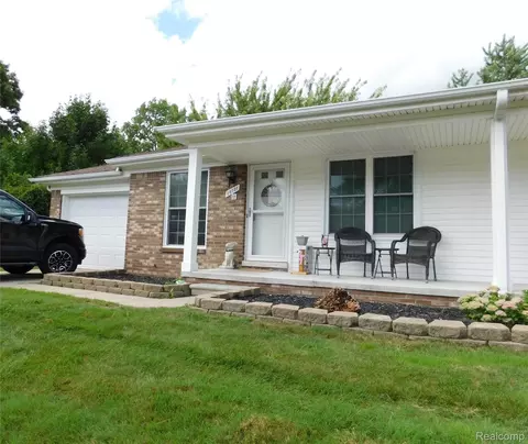 28091 Fair Oaks Ln #12, Harrison, MI 48045