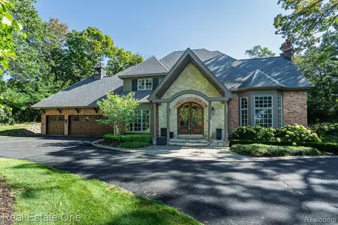 1772 Berwick Ln, Lake Orion, MI 48362