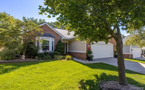 30796 Golden Rdg, Novi, MI 48377