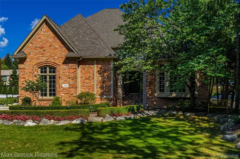 255 Valley View Ln, Birmingham, MI 48009