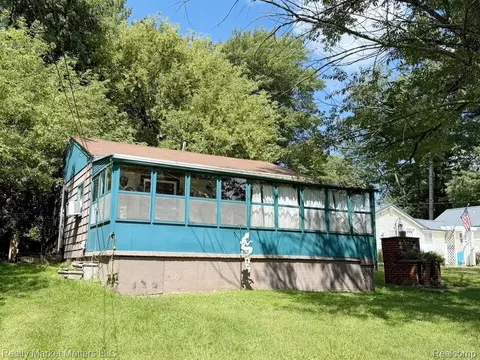 441 Peninsula Dr, Deerfield, MI 48421