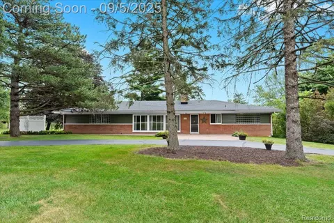 1036 E Long Lake Rd, Bloomfield Hills, MI 48304