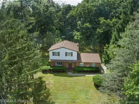 10600 Pinehill Dr, Rose, MI 48442
