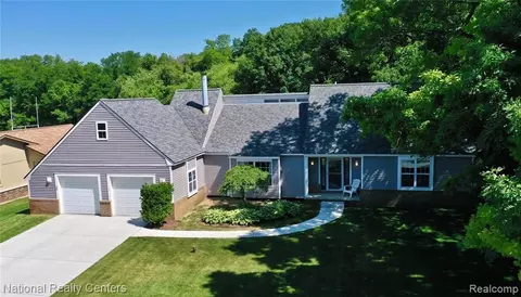 1653 Commerce Pines Dr, Commerce, MI 48390